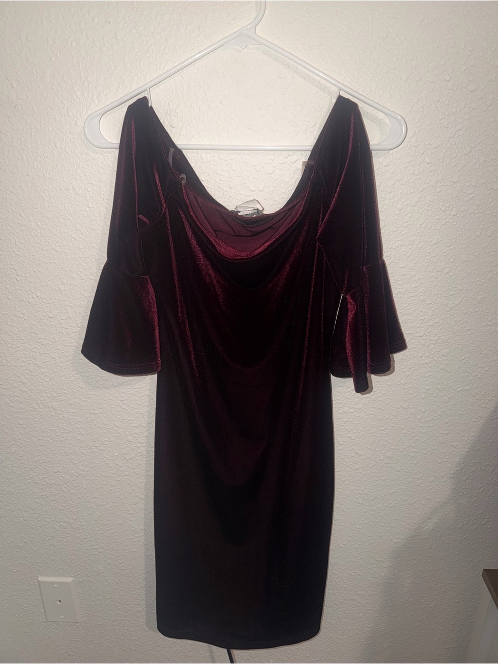 Off-Shoulder Velvet Mini Dress in Burgundy Size L